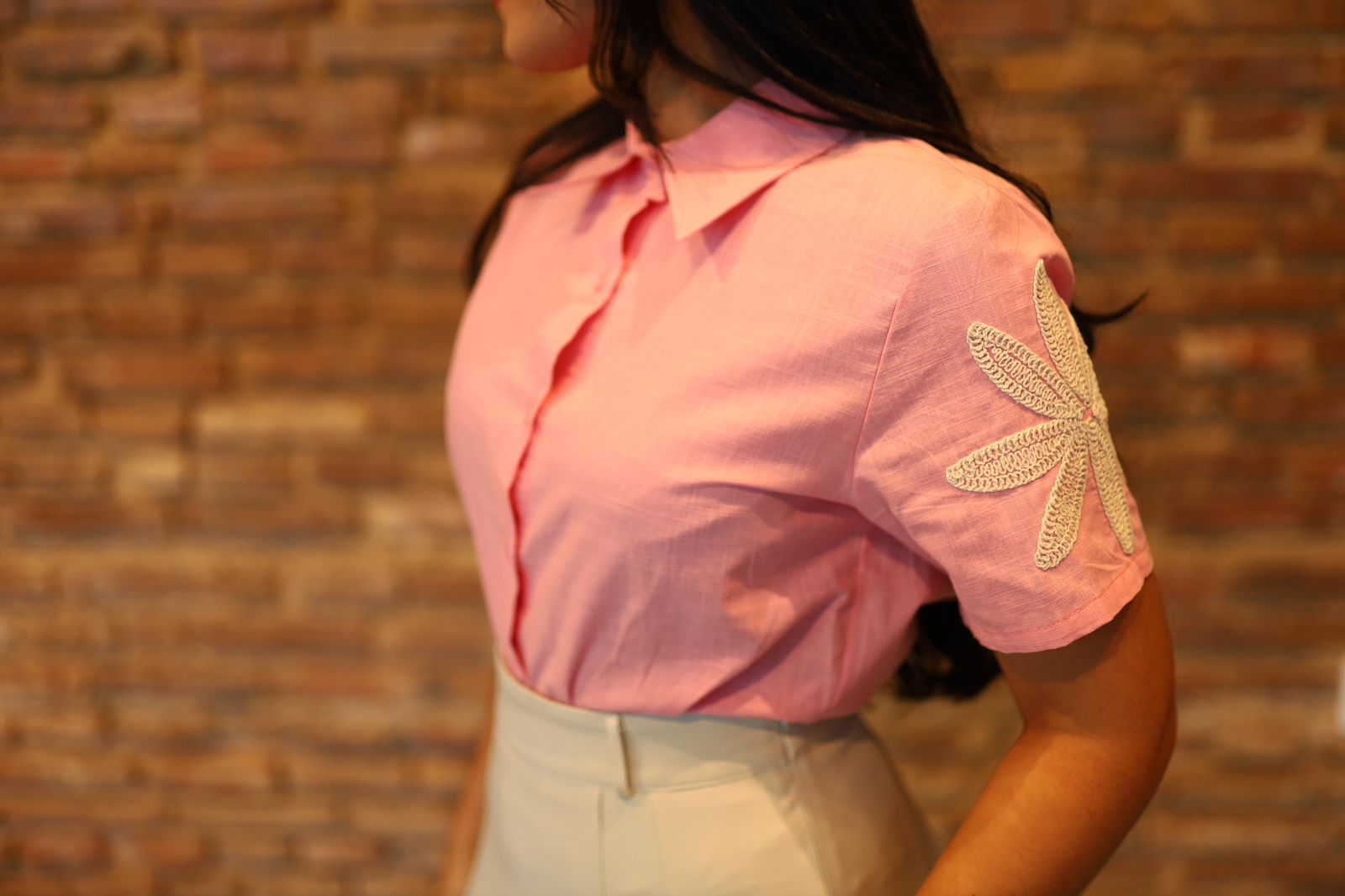 Blusa em linho com bordado na manga