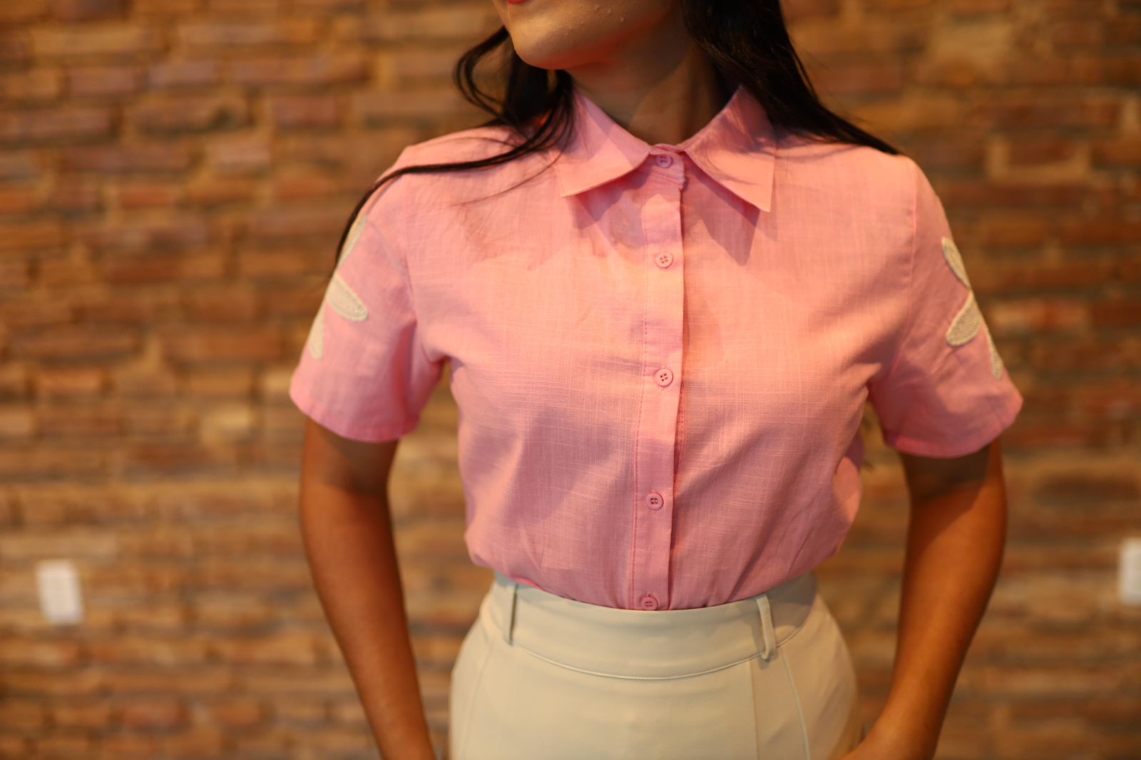 Blusa em linho com bordado na manga