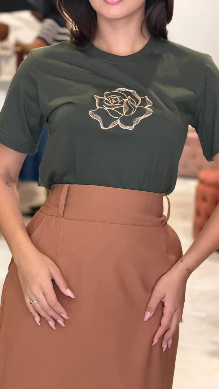 T-SHIRT BASICA COM FLOR