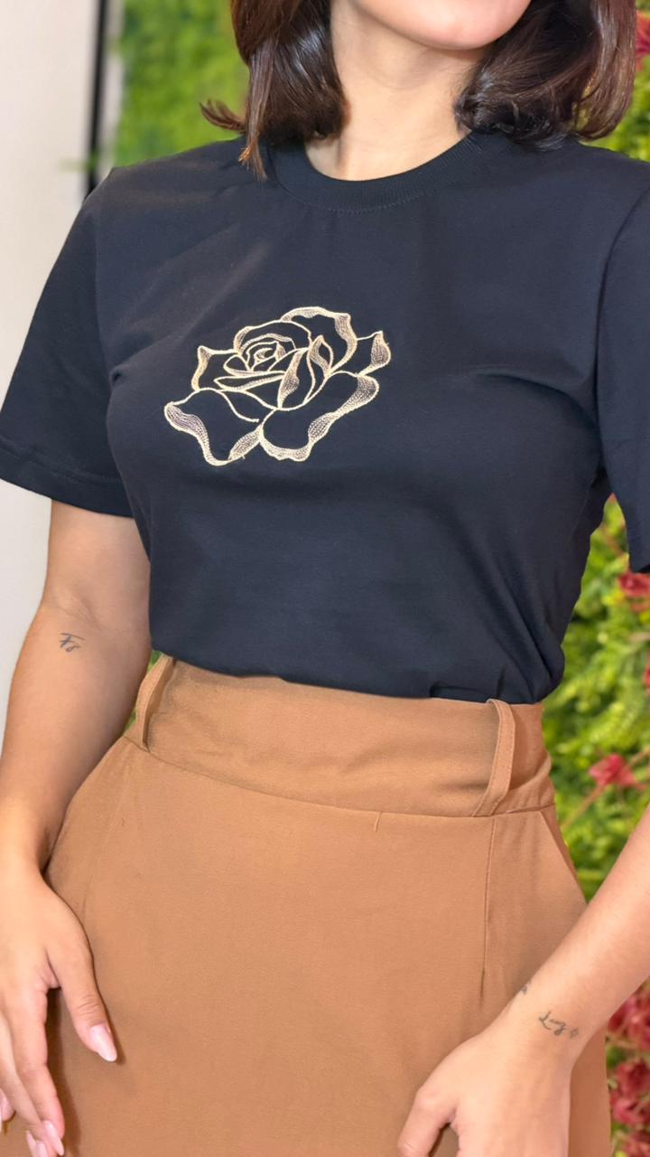 T-SHIRT BASICA COM FLOR