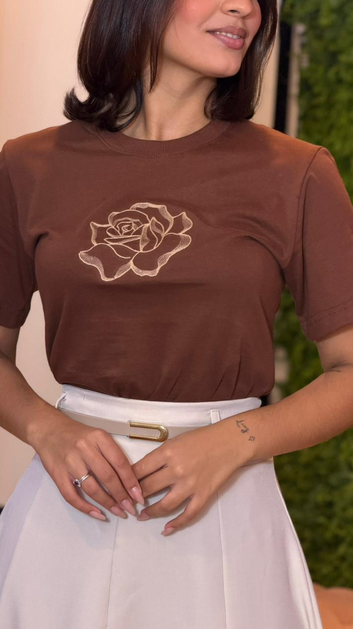 T-SHIRT BASICA COM FLOR